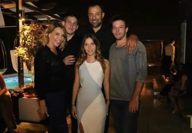 他还是国际, 涯开始于湖