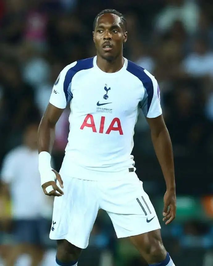 蒂尼亚射门, 月的国际足 蒂尼亚射门, 月的国际足