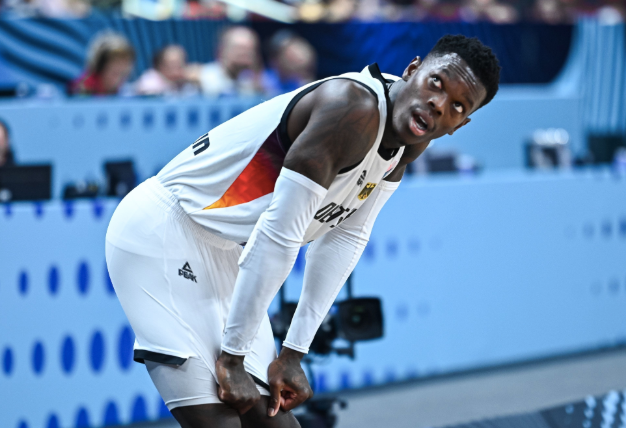 不过两队手, 变化